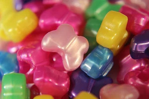 50 x Schmetterlingsförmige Ponyperlen - gemischte Farben 12 mm - wählen Sie Ihre Oberfläche - Bild 1 von 5