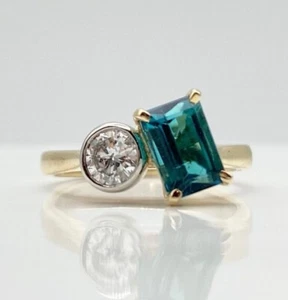 Anillo de compromiso de zafiro verde azulado conjunto de bisel redondo y anillo de diamantes de zafiro esmeralda - Imagen 1 de 6