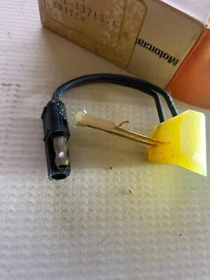 Interruptor de cortesía puerta trasera derecha ford d1sz13713a apto 1967-1971 Ford Thunderbird Foto 1 de 4