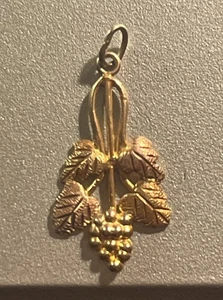 Antiker 10K Gelbgold Blatt Traube Anhänger 1" - Bild 1 von 4