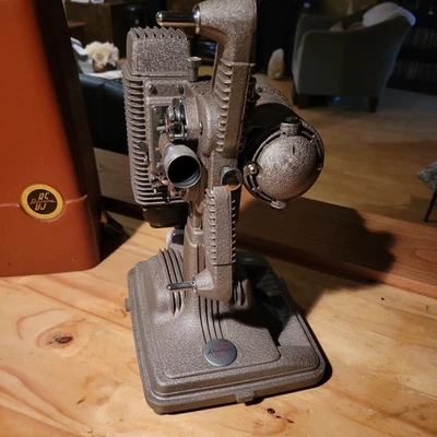 Пленочный проектор Revere модель 85 8 мм с чехлом хороший без шнура - Изображение 1 из 4