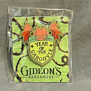 Prendedor Gideon's Bakehouse Edición Yule Año de la Gárgola 5º Aniversario Limitado - Imagen 1 de 5
