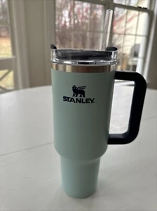 Stanley Adventure Quencher Reisebecher Becher 40 Oz hellblau - Bild 1 von 3