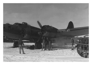Boeing B17 Wartung Island WWII - Bild 1 von 3