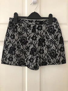GORGEOUS ATMOSPHERE SIZE 8 CASUAL LACE LOOK SHORTS BLACK WHITE FLORAL - Picture 1 of 4