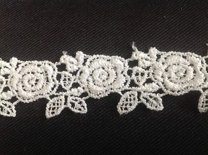 NEW 1 INCHL WHITE ROSE AND PEDA GALLONL DESIGH VENISE LACE TRIM J'S BUTTON HOLE - Picture 1 of 3