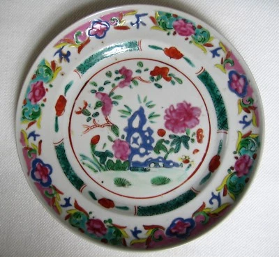Antiguo plato de porcelana Famille Rose que representa flores y roca Foto 1 de 4