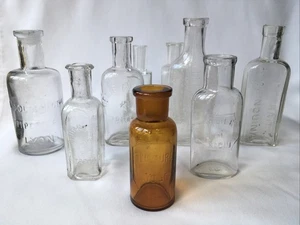 Lot de 9 Anciens FLACONS À PHARMACIE en Verre QUINQUINA RICIN IODE ALCOOL MENTHE - Photo 1/24