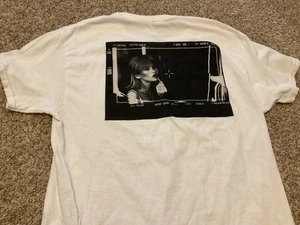 Camicia Nessa Barrett HELL è una ragazza adolescente grande 2023 - Foto 1 di 3