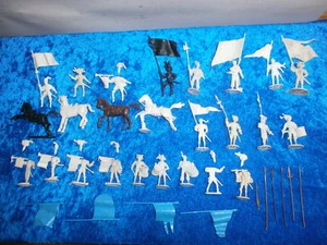Konvolut 25 Merten Kunststoff Figuren Landsknechte Rohlinge 10 Waffen Fahnen 4cm - Bild 1 von 2