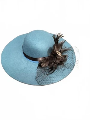 Sombrero de iglesia Derby verde azulado de ala ancha plumas negras Foto 1 de 4
