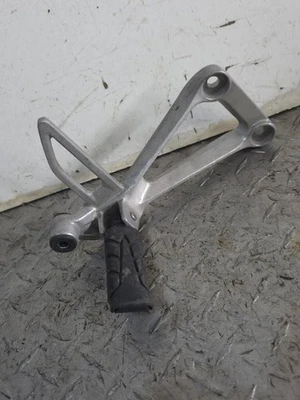 Honda CBR 300r 2015-2022 OEM LADO DERECHO PASAJERO CONJUNTO ESTRIBO TRASERO MONTAJE Foto 1 de 4