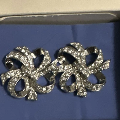 Brincos femininos de prata com arco de cristal Avon - Imagem 1 de 4