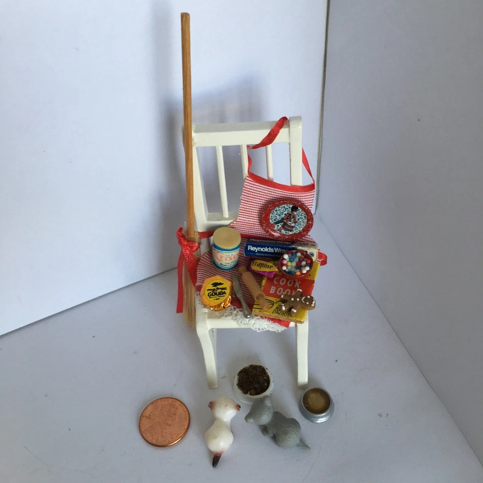 Lote de cozinha vermelha para casa de bonecas de cadeira escala 1:12, comida, avental da vovó, 2 gatinhos. - Imagem 1 de 4