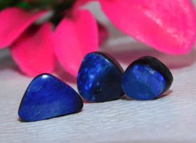 Cabujón de piedras preciosas naturales de ópalo azul doblete australiano de 6,40 quilates 3 piezas Foto 1 de 4