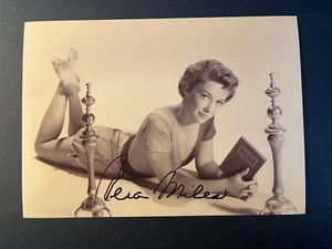 VERA MILES - FAMOUS HITCHCOCK ACTRESS - EXCELLENT SIGNED PHOTO - Picture 1 of 1