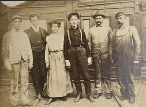 Antikes Brett Schrank Foto Interessengruppe Männer Frau Arbeiter Beruf  - Bild 1 von 4