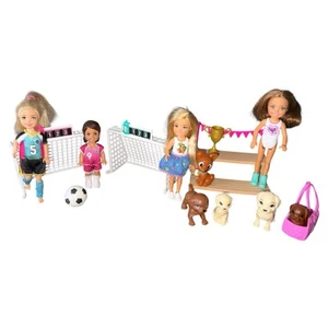 Barbie Chelsea Y Amigos Fútbol Lote Goles Perros Muñecas Pelota Trofeo 14 Piezas - Imagen 1 de 4