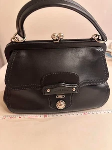 Miu Miu Handtasche Leder Etui Lederprägung Logo schwarz Verschluss GEBRAUCHT authentisch JAPAN - Bild 1 von 11