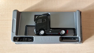 Herpa 304047-003 VOLVO FH16 750 trattore stradale neutro nero telaio rosso 1:87 - Immagine 1 di 3
