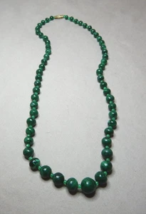 VINTAGE GREEN MALACHITE ROUND BEADED NECKLACE 53cm LONG WHEN OPEN 3845 - Foto 1 di 3