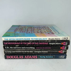 Lote de libros de bolsillo de ciencia ficción The Hitch Hiker's Guide To The Galaxy x5 Douglas Adams - Imagen 1 de 5