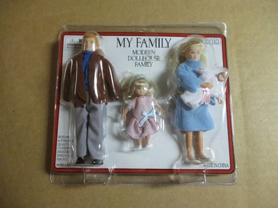 Casa de muñecas My Family Town Square Miniatures años 90 familia rubia 4 piezas nuevo en paquete 1:12 Foto 1 de 2