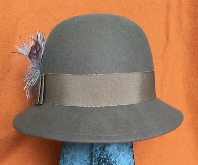 BETMAR NY BRONCEADO 100 % LANA SOMBRERO CLOCHE CON BANDA DE GRANO BRUTO/ARCO Y ACENTO DE PLUMAS-S/M-EN MUY BUEN ESTADO Foto 1 de 4