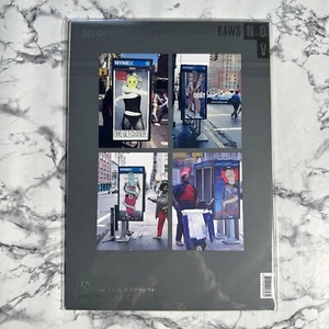 KAWS NGV Juego de 4x Postales Nuevas Auténticas 2019 Cabina Telefónica Refugios Anuncios - Imagen 1 de 4