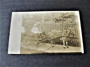 2 niños sentados en el carruaje de un caballo poni-1918 postal con foto real (RPPC). - Imagen 1 de 2