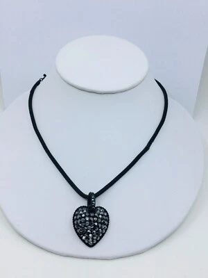 Collar de plata con colgante de corazón de marcasita pavé negro de 20" de largo Foto 1 de 4