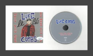 AUTÓGRAFO FIRMADO LUKE COMBS LO QUE VES ES LO QUE OBTIENES ENMARCADO PANTALLA DE CD - JSA - Imagen 1 de 2