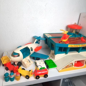 Vintage Fisher Price Gioco Famiglia Aeroporto, Aereo, Jet Fuel, 3 Personaggi, Auto - Foto 1 di 16