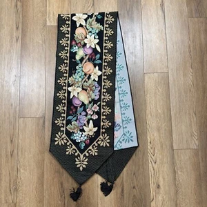 Tapiz Corredor de Mesa Flores Negras Borlas Frutales 69.5" Largo - Imagen 1 de 6