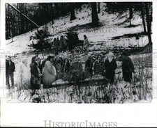 Foto imprensa 1971 amigos e parentes em Hoskins Cemitério dos Mineiros Matou