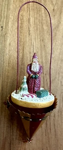 Pam Schifferl Volksweihnachtsmann mit Baum und Geschenken Stern Zapfen Ornament - Bild 1 von 4