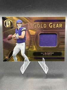 Parche de novato Panini Gold Standard 2024 J.J. McCarthy #GG-JMY/299 Gold Gear - Imagen 1 de 3