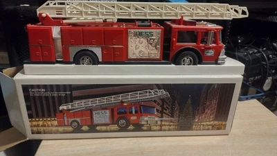 Camión de bomberos Hess Toy 1986 banco rojo con escaleras extensibles caja abierta nunca usado Foto 1 de 4