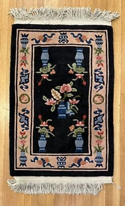 Kleiner chinesischer rechteckiger Teppich. Schwarz geschliffener rosa Rand. 3' 8" x 2' 1" - Bild 1 von 5