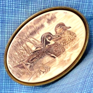 Holz Enten Gürtelschnalle Sportler Messing Faux Scrimshaw Vintage 80er Barlow .QRT395 - Bild 1 von 9