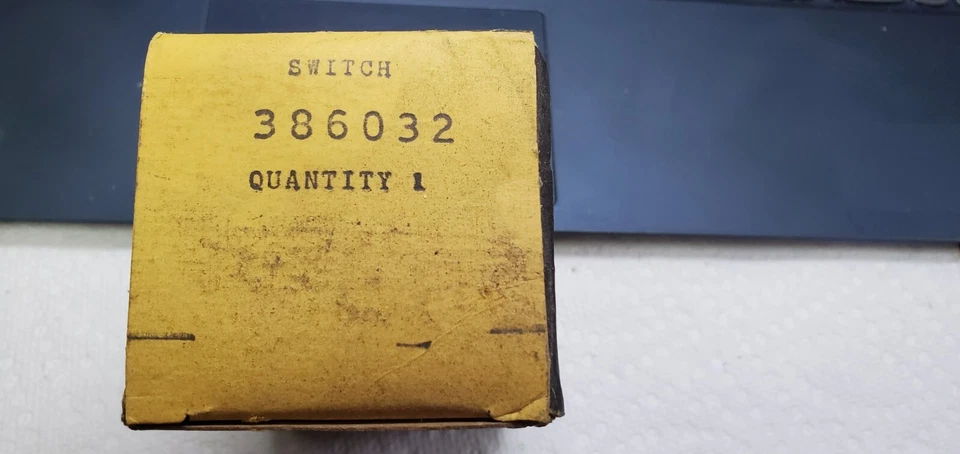 Interruptor carburador NOS Vacuum Stromberg Bendix Buick 386032 1950 - 1954 1346698 - Imagem 1 de 4