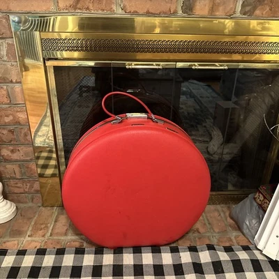 20" Vintage American Tourister Tiara Red Luggage Round Hat Box/Overnighter - Image 1 of 4