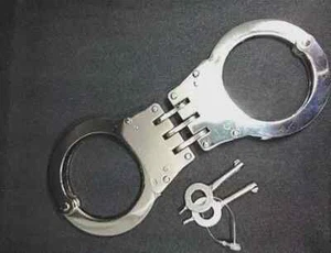 HANDCUFFS ARE MADE UP OF HIGH QUALITY CARBON STEEL HANDCUFFS PROFESSIONAL - Picture 1 of 4