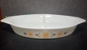 Vintage Pyrex Town and Country Snowflake 1.5 Qt. DIVIDED CASSEROLE SERVING DISH - Picture 1 of 2