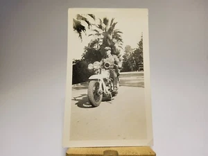 1930'S HARLEY DAVIDSON MOTORCYCLE COP ORIGINAL PHOTOGRAPH B & W 3.5''  6'' velox - Picture 1 of 3