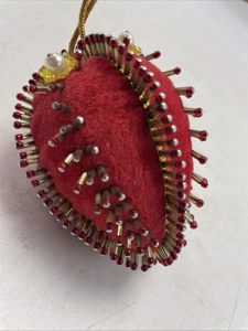 Pin de terciopelo con cuentas adorno de Navidad borla roja hecho a mano huevo ovalado vintage - Imagen 1 de 8