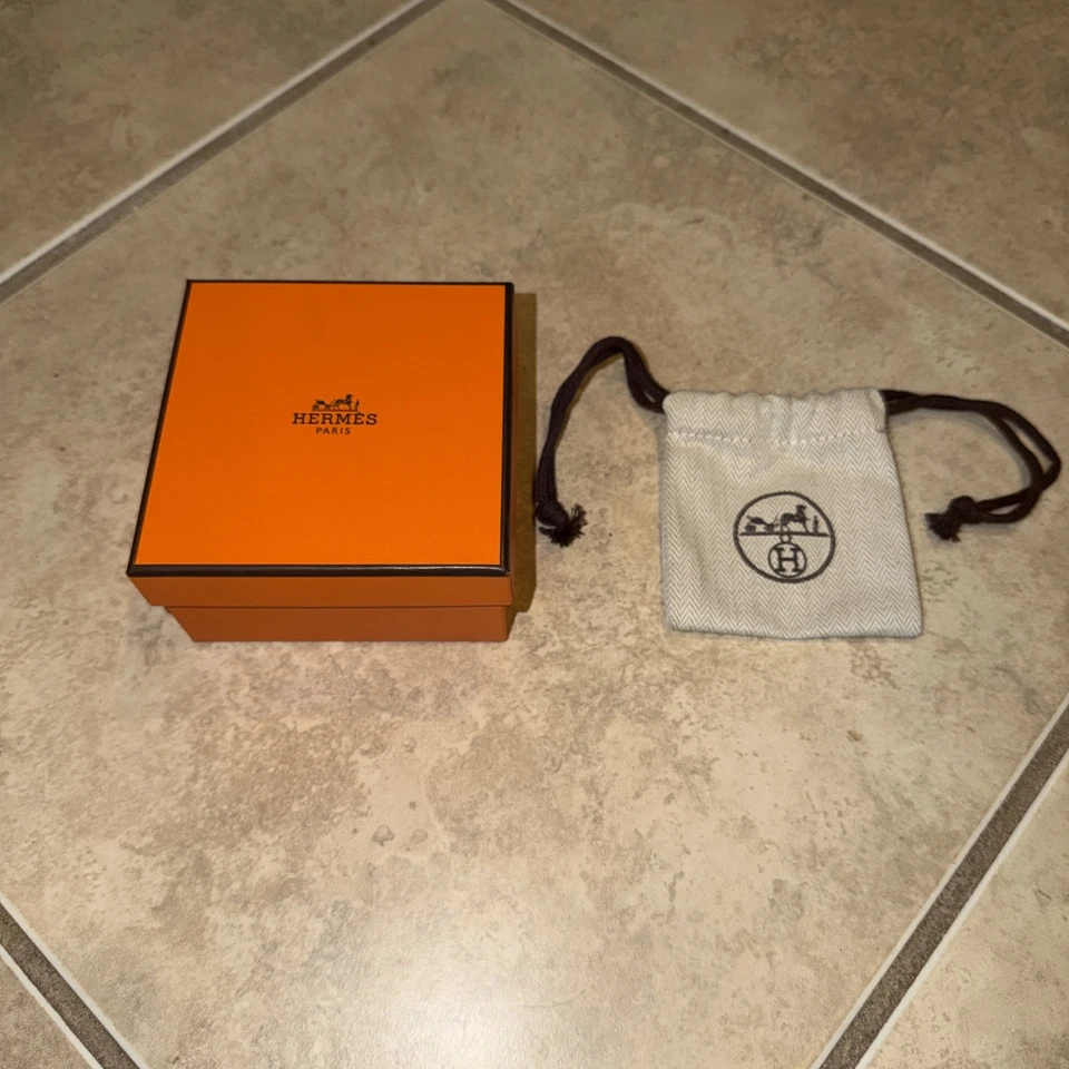Auténtica caja Hermes 4,25x4,25x2,5 y una pequeña bolsa antipolvo 3x4 Foto 1 de 4