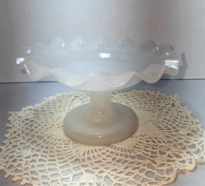 Caldo de amêijoa? Prato de doces Comport soprado à mão com flores gravadas (Bristol??) (C5 RCC) - Imagem 1 de 4