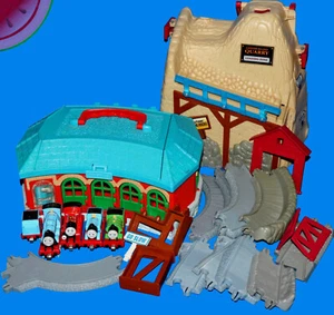 Playset THOMAS & FRIENDS Take N Play Along ROUNDHOUSE e CAVA 10 binari treno - Foto 1 di 18