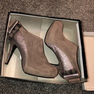 Botas de gamuza Anne Michelle marrón topo con tacones brillantes talla 5 usadas una vez. - Imagen 1 de 14
